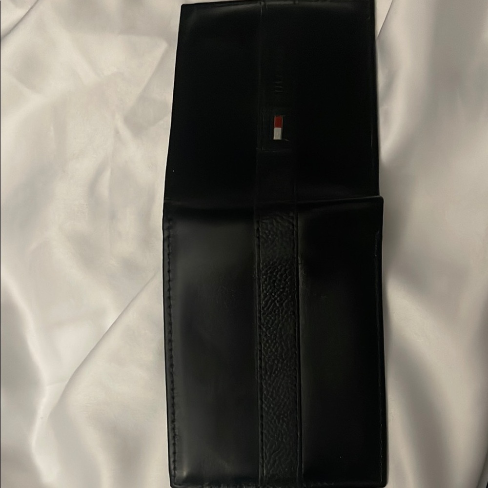 Tommy Hilfiger Black Leather Wallet 3 1/2 x 4“ - Picture 7 of 7